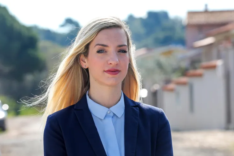 Plavu&scaron;e se bolje zabavljaju? Ova saborska zastupnica na sjednice uvijek dođe s osmijehom