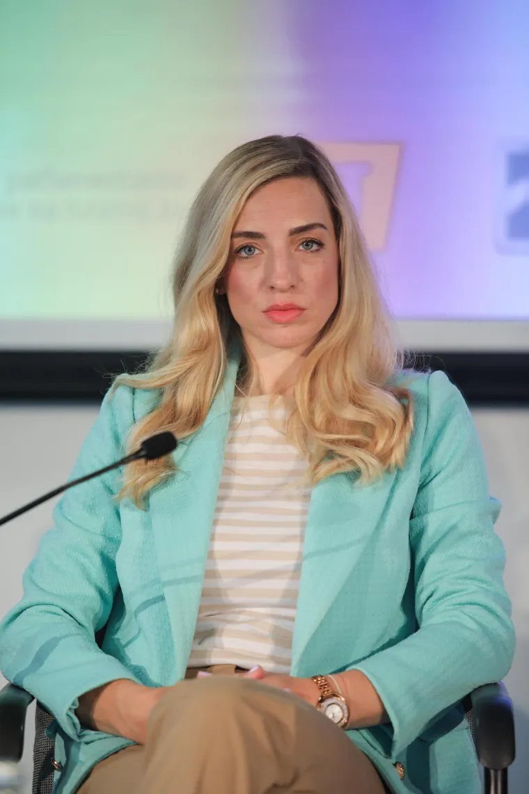 Plavu&scaron;e se bolje zabavljaju? Ova saborska zastupnica na sjednice uvijek dođe s osmijehom