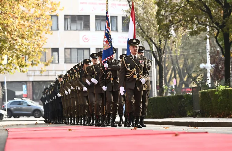 U njegovu čast također se postrojila Počasno-zaštitna bojna 