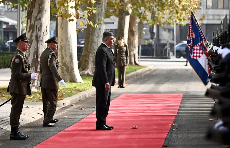&apos;Nezabilježeno da netko sam sebi priređuje svečani doček u instituciji u koju uopće nije pozvan, odnosno u koju se sam pozvao. I sam sebi prostire crveni tepih&apos;, ranije je rekao Anušić 