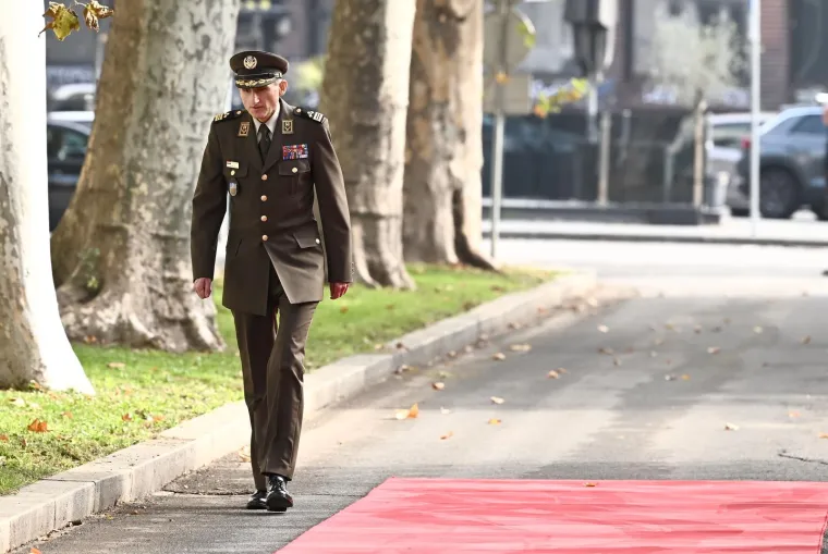 &apos;Time ponovno u neugodan položaj dovodi i načelnika Glavnog stožera i cijeli Glavni stožer Oružanih snaga&apos;, dodao je Anušić 