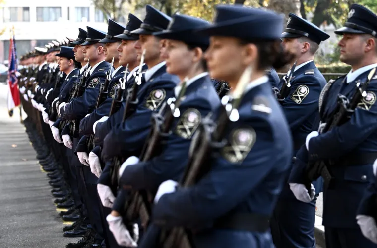 Ovako je izgledao svečani doček za Milanovića. Razvukli su crveni tepih, postrojila se bojna, ali Anušića nigdje