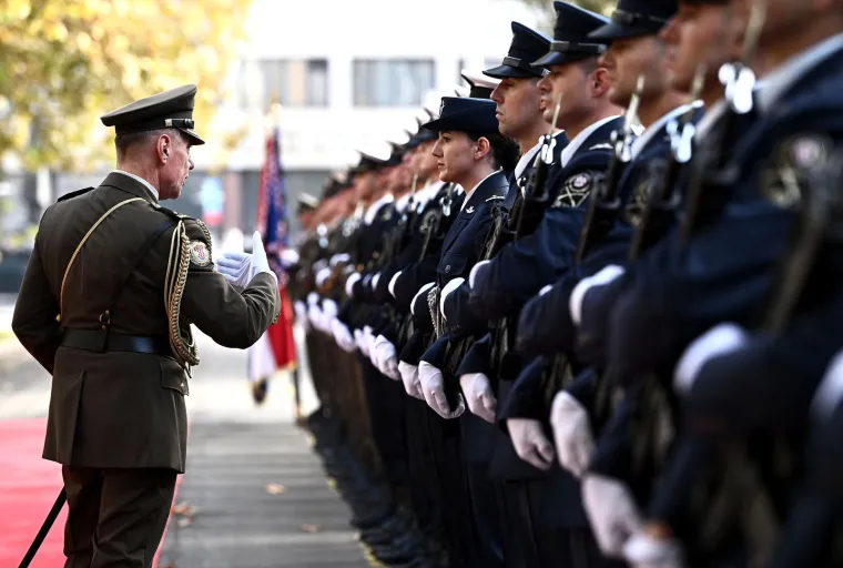 Ovako je izgledao svečani doček za Milanovića. Razvukli su crveni tepih, postrojila se bojna, ali Anu&scaron;ića nigdje