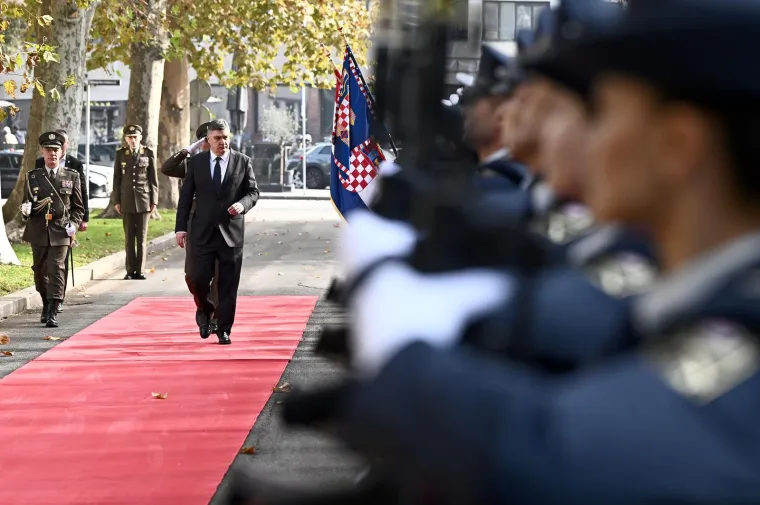 Ovako je izgledao svečani doček za Milanovića. Razvukli su crveni tepih, postrojila se bojna, ali Anu&scaron;ića nigdje