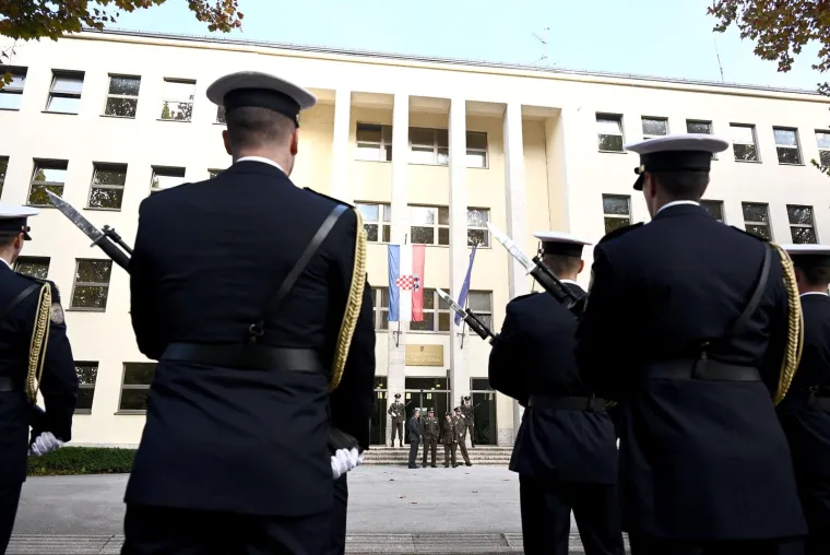 Ovako je izgledao svečani doček za Milanovića. Razvukli su crveni tepih, postrojila se bojna, ali Anu&scaron;ića nigdje