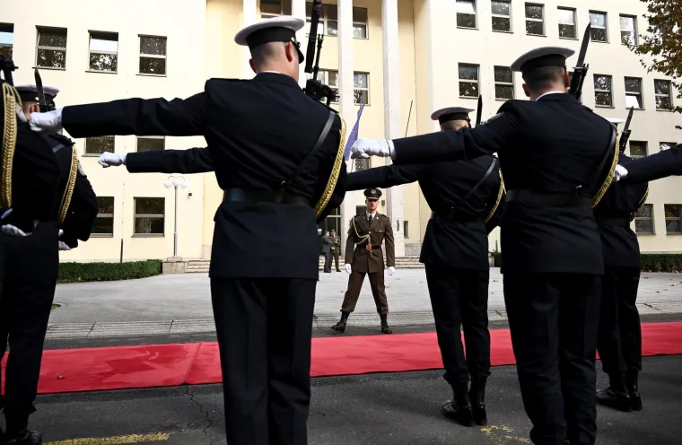 Ovako je izgledao svečani doček za Milanovića. Razvukli su crveni tepih, postrojila se bojna, ali Anu&scaron;ića nigdje