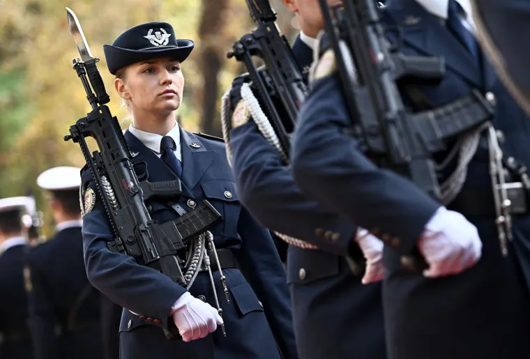 Ovako je izgledao svečani doček za Milanovića. Razvukli su crveni tepih, postrojila se bojna, ali Anu&scaron;ića nigdje