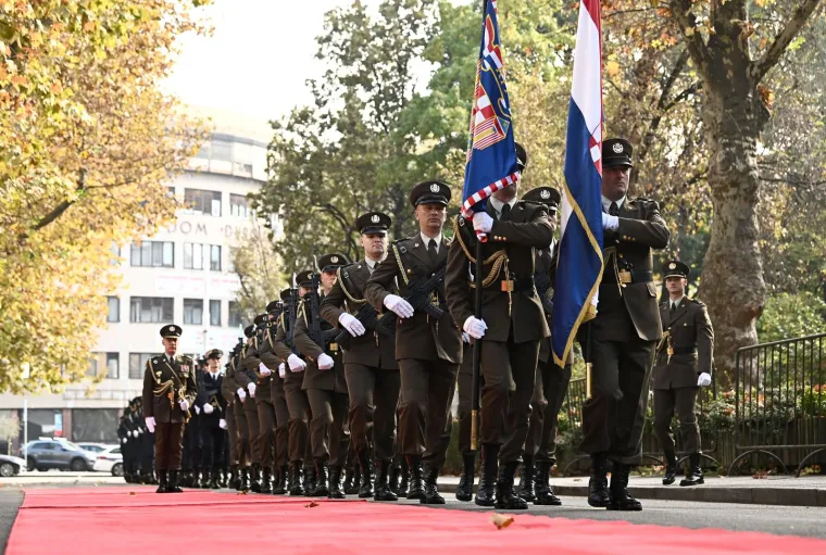 Ovako je izgledao svečani doček za Milanovića. Razvukli su crveni tepih, postrojila se bojna, ali Anu&scaron;ića nigdje