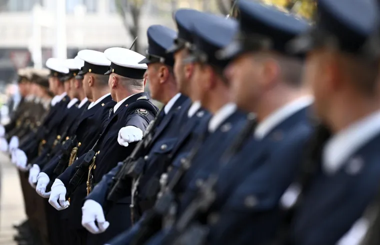 Ovako je izgledao svečani doček za Milanovića. Razvukli su crveni tepih, postrojila se bojna, ali Anu&scaron;ića nigdje