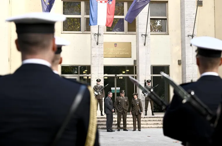 Ovako je izgledao svečani doček za Milanovića. Razvukli su crveni tepih, postrojila se bojna, ali Anu&scaron;ića nigdje