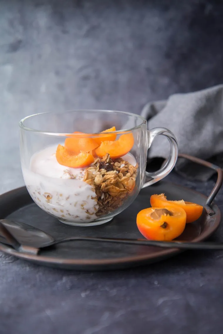 Kremasti grčki jogurt je ukusna visokoproteinska hrana. Bogat je probioticima koji podržavaju zdrava crijeva, a također je i izvor vitamina B12, te joda koji sudjeluje u regulaciji metabolizma i jača njegovu otpornost. Janeczek predlaže da ga kombinirate sa svježim voćem i nasjeckanim orašastim plodovima.