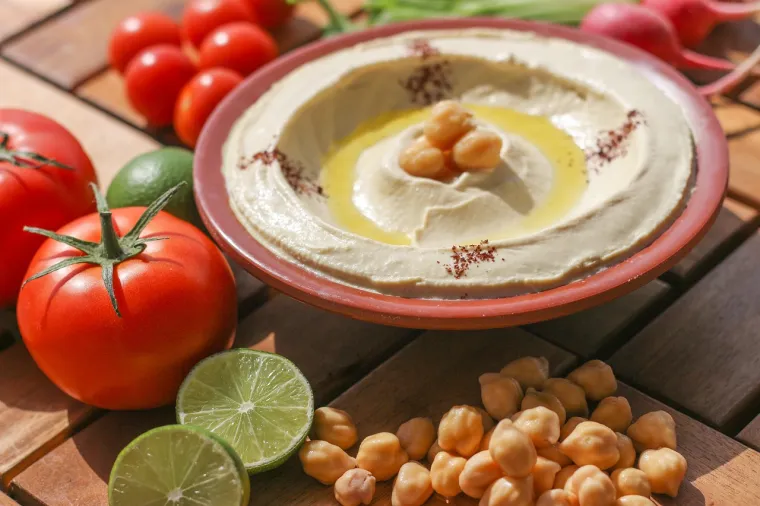 3. Humus i povrće