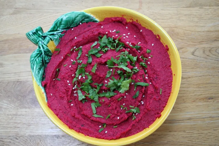 Ako želite gricnuti nešto slano, pravi je izbor humus i povrće. Možete birati između više vrsta humusa, od slanutka, cikle ili patlidžana. Humus je izvor i proteina i vlakana, a sadrži i magnezij koji pomaže kvalitetnom snu. 