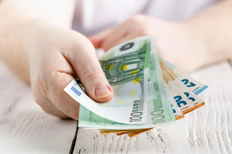 9. Fond za hitne slučajeve: Rast troškova života mogao bi otežati obiteljima srednje klase stvaranje fonda za hitne slučajeve, što bi moglo dovesti do češćih financijskih kriza bez odgovarajuće pomoći.