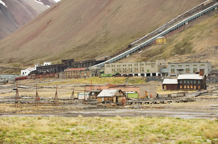 PYRAMIDEN (NORVEŠKA) - Pyramiden je bivše rusko rudarsko naselje na arktičkom otočju Svalbard. Osnovan 1910. godine, grad je u svom vrhuncu imao oko 1.000 stanovnika. Međutim, nakon pada Sovjetskog Saveza i iscrpljivanja zaliha ugljena, grad je napušten 1998. godine. Danas je Pyramiden zamrznut u vremenu, s očuvanim sovjetskim zgradama i spomenicima.