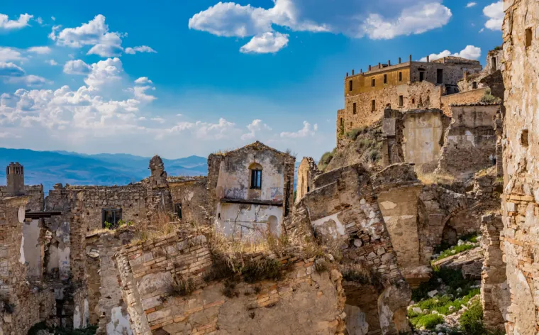 CRACO (ITALIJA) - Ovaj srednjovjekovni grad u južnoj Italiji ima povijest dugu preko 1000 godina. Međutim, zbog čestih potresa, klizišta i erozije tla, stanovnici su bili prisiljeni napustiti grad 1960-ih. 