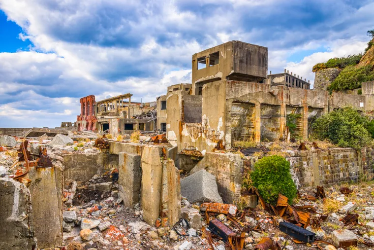 HASHIMA ISLAND (JAPAN) - Poznat i kao &quot;Bojni brod otok&quot; zbog svog oblika, Hashima je nekada bio gusto naseljen rudarski grad. Od 1887. do 1974. godine, otok je bio dom tisućama rudara ugljena i njihovim obiteljima. Nakon zatvaranja rudnika, otok je napušten. Danas je Hashima popularno turističko odredište i UNESCO-ova svjetska baština.