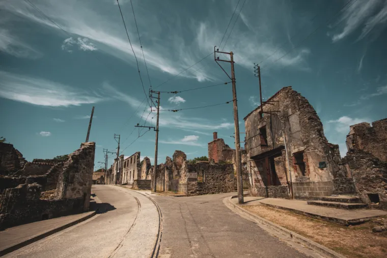 ORADOUR-SUR-GLANE (FRANCUSKA) - Ovo francusko selo ima tragičnu povijest. Dana 10. lipnja 1944. godine, nacističke trupe su masakrirale gotovo sve stanovnike sela. Nakon rata, predsjednik Charles de Gaulle odlučio je ostaviti selo netaknuto kao memorijal žrtvama. Novo selo izgrađeno je u blizini, dok ruševine starog stoje kao podsjetnik na ratne strahote.