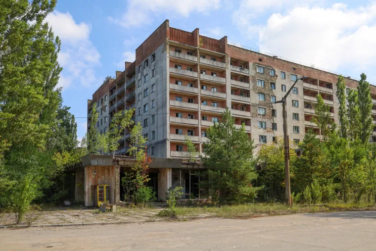 PRIPJAT (UKRAJINA) - vjerojatno najpoznatiji grad duhova na svijetu. Osnovan 1970. godine kao dom za radnike, nuklearne elektrane Černobil, grad je imao gotovo 50.000 stanovnika prije nego što je evakuiran nakon katastrofe 1986. godine. Danas Pripjat stoji kao jezivi podsjetnik na nuklearnu katastrofu, s napuštenim zgradama, školama i zabavnim parkom koji polako propadaju.