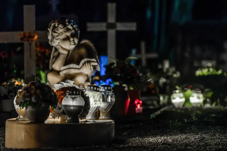Iako blagdane Svih svetih i Dušni dan, osim kalendarske blizine, povezuju molitva, paljenje svijeća i polaganje cvijeća, Dušni dan posvećen je sjećanju isključivo na nama bliske preminule. To je dan u kojem sva katolička groblja sjaje najvećim sjajem, a običaj je da se kao znak sjećanja na preminule održavaju i mise zadušnice. Svećenici na Dušni dan služe tri mise: jednu kome god žele namijeniti, drugu na nakanu Svetog Oca, a treću za sve vjerne mrtve.