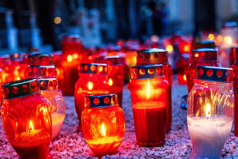 Groblja su večeras obasjali lampioni, mnogi su već obišli posljednja počivališta najmilijih