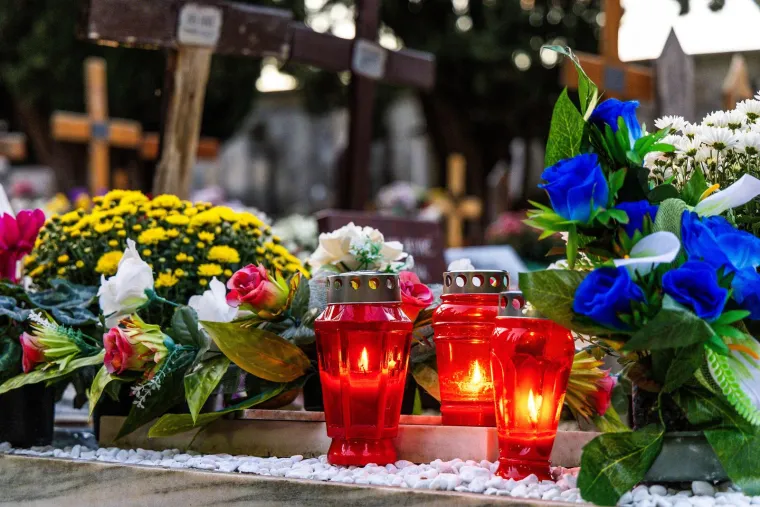 Groblja su večeras obasjali lampioni, mnogi su već obišli posljednja počivališta najmilijih