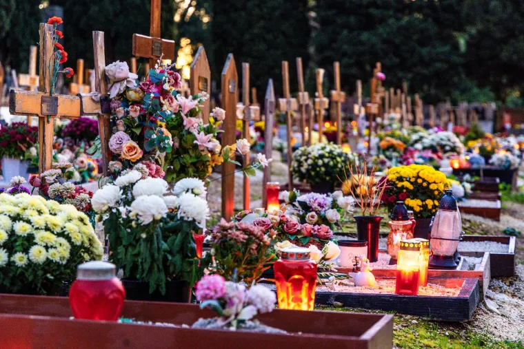 Groblja su večeras obasjali lampioni, mnogi su već obišli posljednja počivališta najmilijih