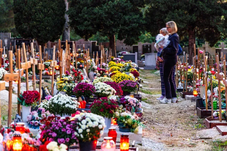 Groblja su večeras obasjali lampioni, mnogi su već obišli posljednja počivališta najmilijih
