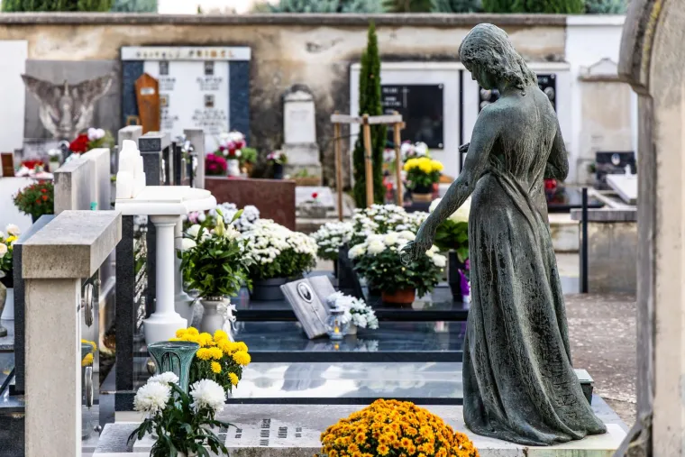 Groblja su večeras obasjali lampioni, mnogi su već obišli posljednja počivališta najmilijih