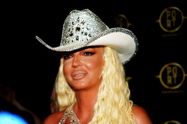 Jedna od poznatih osoba koja se često nađe na udaru zbog korištenja tih alata je Jelena Karleuša, srpska pjevačica poznata po svojem glamuroznom stilu i dobrim modnim kombinacijama, ali i po svom statusu jedne od najpopularnijih balkanskih zvijezda na Instagramu.