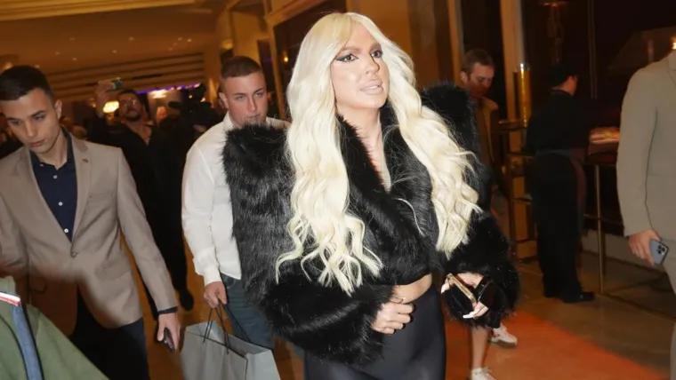 Kako Jelena Karleuša izgleda bez trunke Photoshopa - pogledajte u našoj galeriji. 