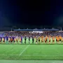 Šibenčani i dinamovci pozdravljaju publiku.