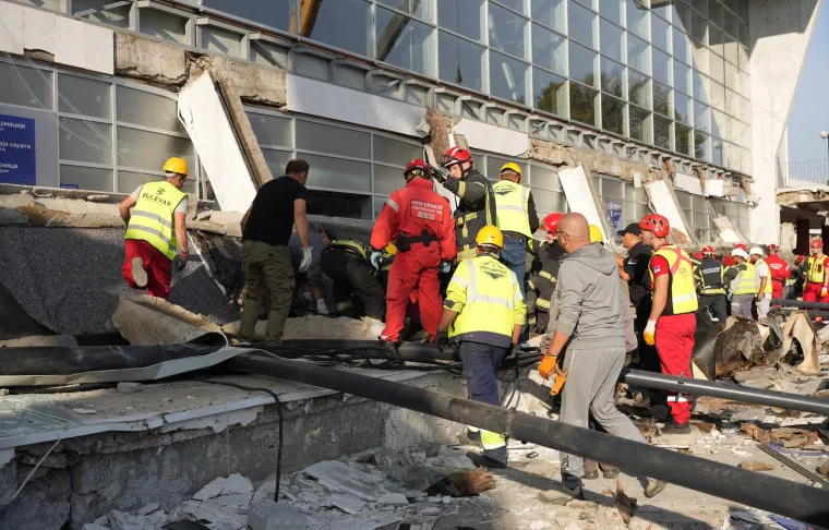 Borba s vremenom i potraga pod ruševinama: Ovo su potresni prizori s mjesta katastrofalne tragedije u Srbiji