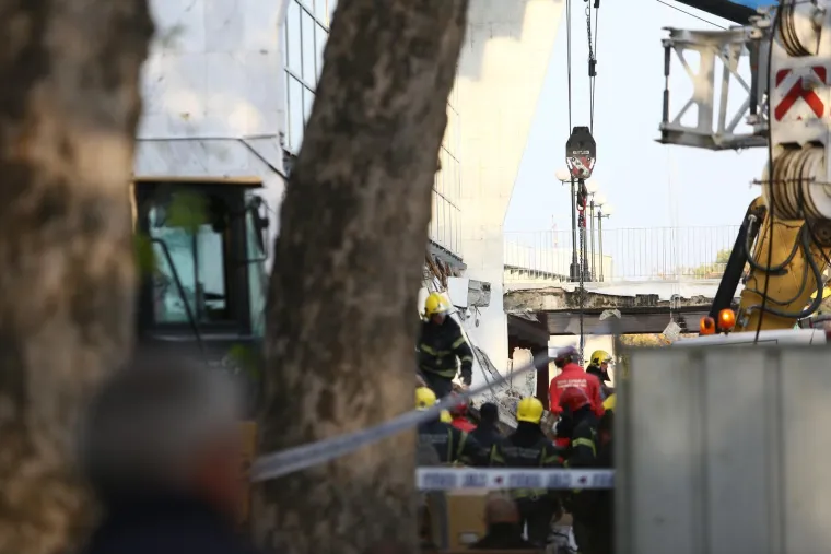 Borba s vremenom i potraga pod ruševinama: Ovo su potresni prizori s mjesta katastrofalne tragedije u Srbiji