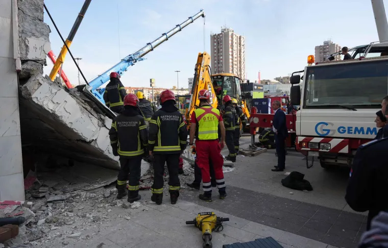 Borba s vremenom i potraga pod ruševinama: Ovo su potresni prizori s mjesta katastrofalne tragedije u Srbiji