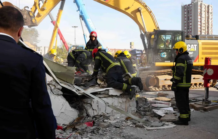 Borba s vremenom i potraga pod ruševinama: Ovo su potresni prizori s mjesta katastrofalne tragedije u Srbiji