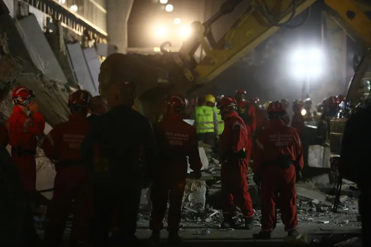 Borba s vremenom i potraga pod ruševinama: Ovo su potresni prizori s mjesta katastrofalne tragedije u Srbiji