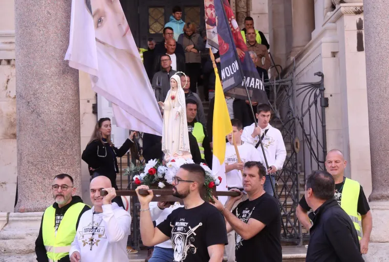Ova pojava postala je redovita, a ovo je već 25. put da se muškarci okupljaju na glavnim trgovima i u gradskim središtima kako bi molili.