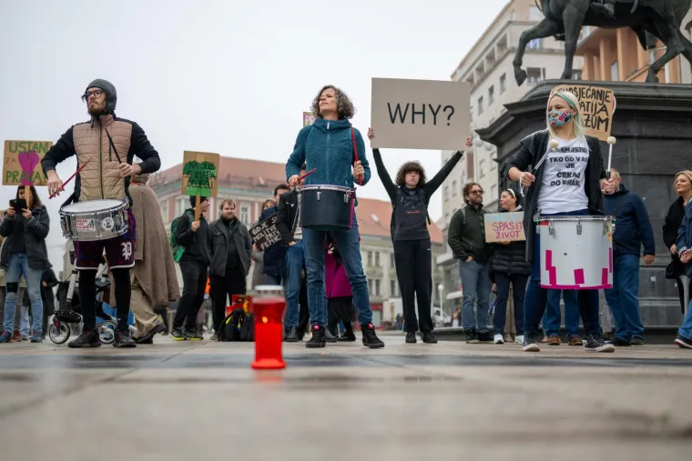 Molitelje na zagrebačkom trgu dočekali su prosvjednici s bubnjevima i izrađenim plakatima. 