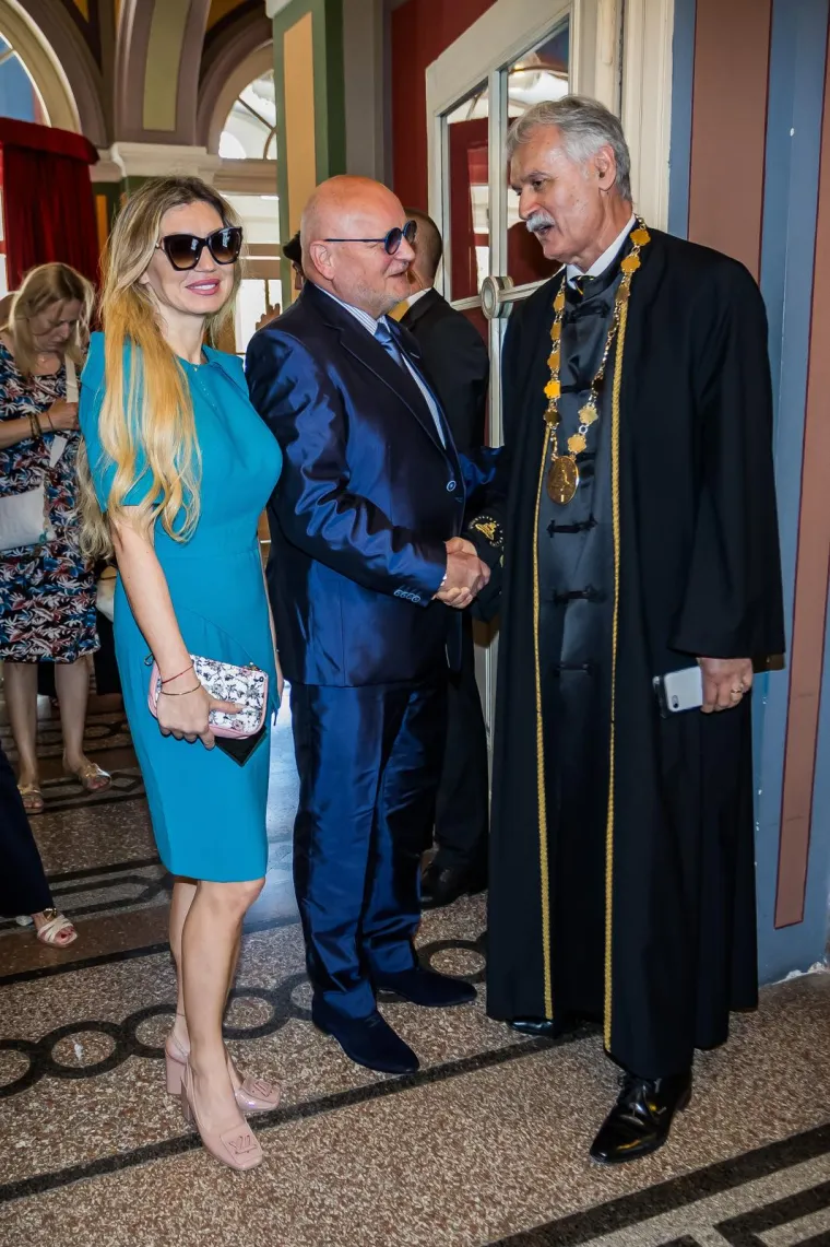Zlatko Mate&scaron;a pro&scaron;etao sa svojom suprugom: Blankin ružičasti outfit mamio je poglede