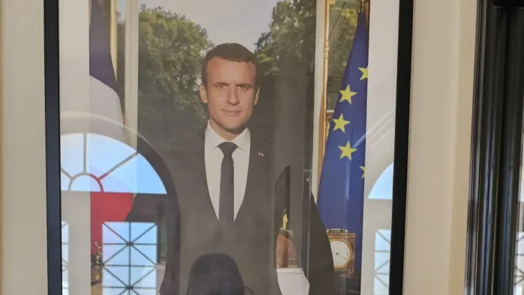 U svakoj rezidenciji Francuske Republike stoji slika predsjednika, tako je i u Hrvatskoj - odmah na ulazu slika Emmanuela Macrona. 