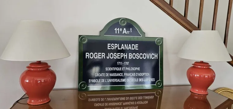 Zidove mu krasi francuska kolekcija posebnih umjetnina. Ali i replika ulice slavnog hrvatskog znanstvenika Ruđera Boškovića koji je dvije godine živio u Parizu gdje je dobio i trg.
