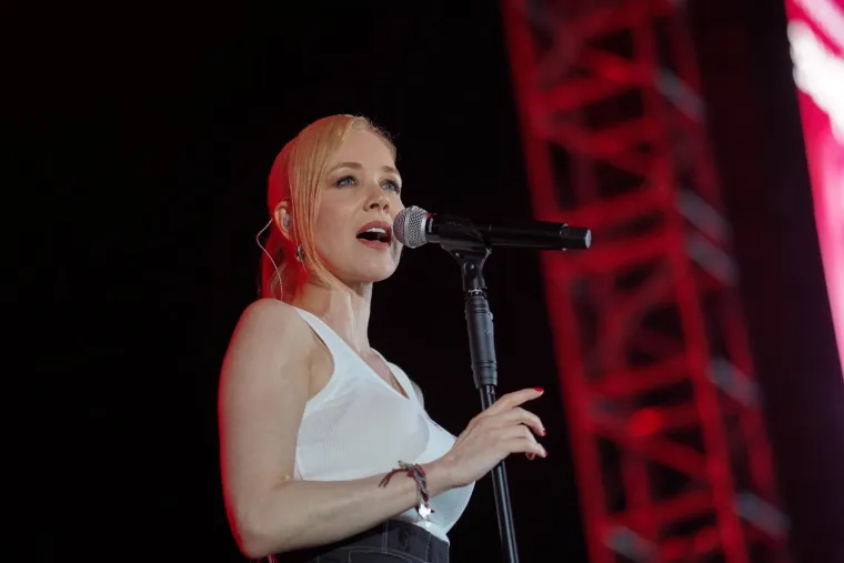 Prepoznajete li djevojčicu s fotografije? Na&scaron;a slavna pjevačica nastupila u Sarajevu