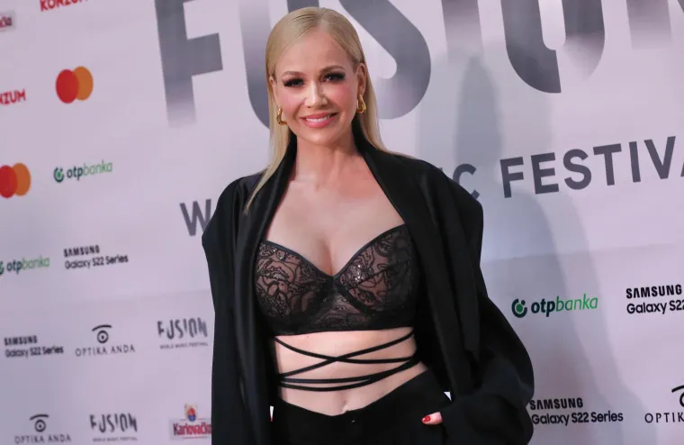 Prepoznajete li djevojčicu s fotografije? Na&scaron;a slavna pjevačica nastupila u Sarajevu