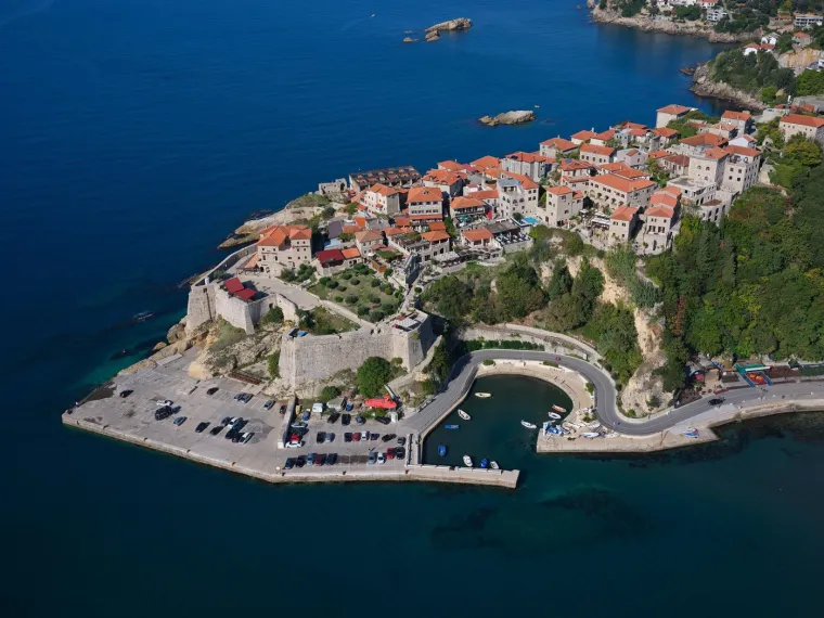 1. Ulcinj, Crna Gora: Time Out opisuje crnogorsku obalu kao &quot;spektakularnu&quot;. Stari grad Ulcinj je opisan kao posebna lokacija u zemlji i smatraju ga najpodcjenjenijim turističkim odredištem.