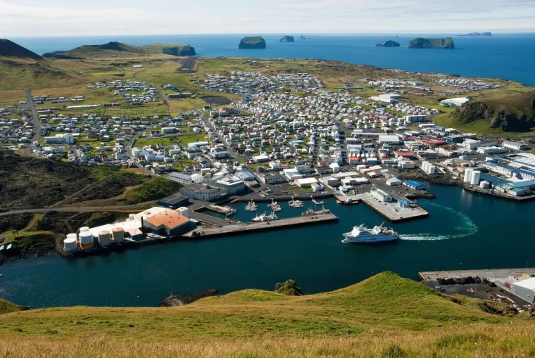 5. Vestmannaeyjar, Island: Vestmannaeyjar, arhipelag od samo 4000 stanovnika, vjerojatno je najbolja tajna Islanda, prema Time Outu. &quot;Ovdje možete ići u čamcu kroz špilje, unajmiti bicikl za istraživanje vulkana i naučiti o erupciji Eldfella u muzeju Eldheimar&quot;, objasnili su.