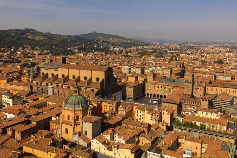 10. Emilia-Romagna, Italija: Regija Emilia-Romagna ima sve najbolje dijelove Italije spojene u jedno. Drevni grad Ravenna ima osam UNESCO-vih svjetskih baština i kulinarske destinacije koje uključuju Modenu, Parmu i Bologna. Iznad se nalazi srednjovjekovni dvorac San Leo.