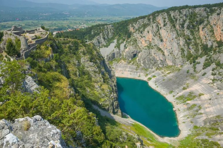 16. Modro i crveno jezero, Imotski, Hrvatska: &quot;U većini dalmatinske unutrašnjosti koja odvaja Hrvatsku od Bosne i Hercegovine, naići ćete samo na koze i starije lokalce. Na ovom području nalaze se dva jezera, svako nazvano prema boji vode. To su Modro i Crveno jezero&quot;, piše Time Out.