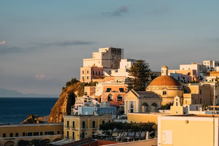 21. Ponza, Italija: "Ponza je pro&scaron;la ispod radara dok mnogi putnici posjećuju poznatije talijanske otoke poput Caprija, Sicilije i Sardinije. Njihova &scaron;teta. Ovdje plivači mogu plivati u prirodnim bazenima i ulaziti u drevne &scaron;pilje", pi&scaron;e Time Out.
