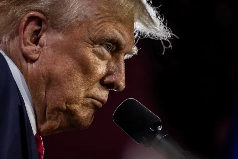 Dr. Harold N. Bornstein, Trumpov dugogodišnji liječnik otkrio je medijima da njegov pacijent uzima Propeciju - lijek protiv ćelavosti za muškarce. Nije smio govoriti o tome, a postoji i snimka na kojoj se vidi kako ga supruga pokušava spriječiti da daje izjavu za medije.